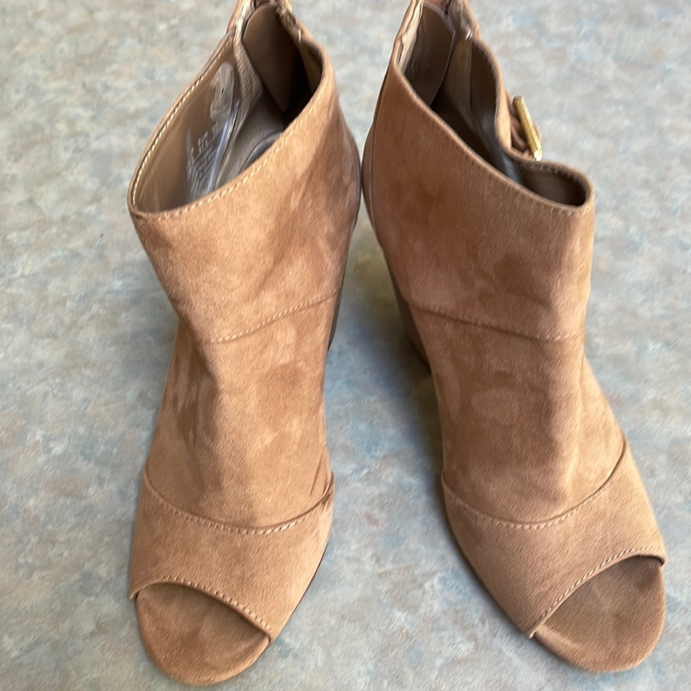 Carlos open toe shoes (sz 7)
